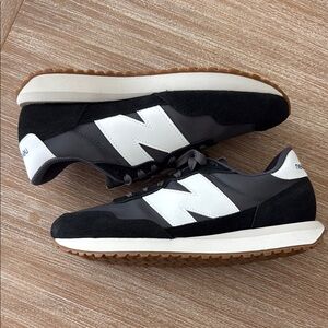 New Balance Men's/Women Black, Gray, and White Sneakers - M 9 W 10.5